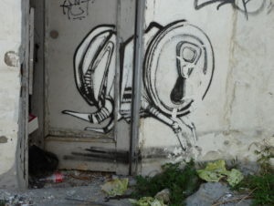 Graffiti einer Getränkedose auf Beinen